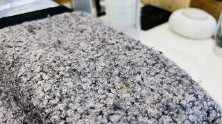 シミは時間が経つと性質が変質する事で生地への影響が大きくなり生地繊維を傷めてしまうのです