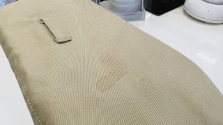 淡色系のお洋服に浮かび上がってきたシミは生地と一緒に色（色素）も痛めてしまっているかも知れませんよ