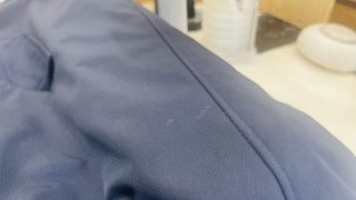 お洋服にニスや接着剤が付いてしまった場合には取れそうになければ無理しない様にして下さいませ