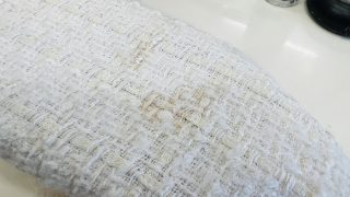 生地の繊維奥深くまで浸透した様に濃い色の古い黄ばみは年代物の取れにくいシミかも知れません