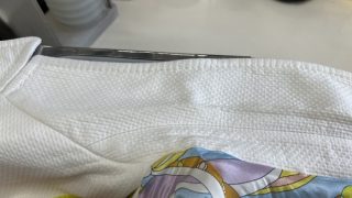 襟部分の黒ずみを取り除く時には無理をして生地繊維を傷めない様に致しましょう