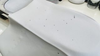 車のマフラーから出ている排気ガスに当たった時のシミは実は非常に取れにくいのです