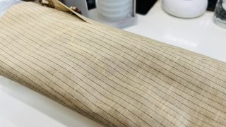 汗の成分が残ったままで長期間保管に入ってしまいますと色が抜けてしまうかも知れませんよ
