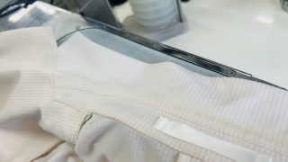 「ジャケットやブラウスの襟元の汚れがお家でのお洗濯では何故落ちない？」それには実は理由があるのです