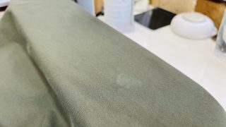 食べ物のシミが付いてしまった場合には時間が経つとウールやシルクは変色してしまいます