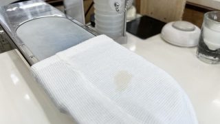 食べこぼしの汚れはその時には乾いて見え無くなっても時間が経つ事により見える様になってきます