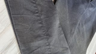 変色や色抜けが起こってしまったお気に入りのお洋服は現状の色よりも濃い色になら染めかえる事が可能です