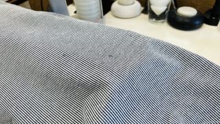 インクの応急処置で特に色抜けが起こりやすい染み抜き時の行動は生地を擦ってしまう事です
