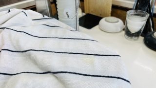 もしもお家で取れない濃い黄色いシミが保管中に浮き出てきたら早めにご相談下さいませ