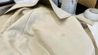 シミが付いたまま長時間経ちますと生地が傷んで色が抜けてしまったりする事があります