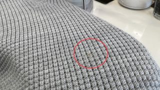 数年前のお洋服で汚れていたりシミが付いている様な場合でも染み抜きすれば着用が可能です