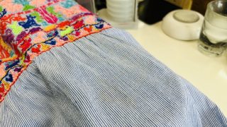 お肌に触れる部分が多いお洋服は皮脂汚れが取り切れずに残っておりますと後に変化する事があります