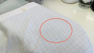 柄の部分に付いたインクは応急処置で色抜けが起こりやすいので染み抜き時には要チェックです