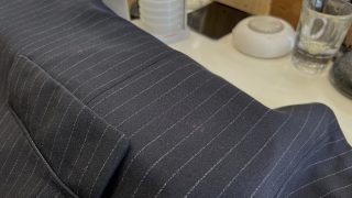 紺色のお洋服が部分的にオレンジ色になっている場合には色が抜けてしまっている可能性がありますよ