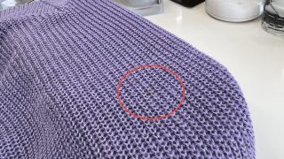 古そうな濃いオレンジ色のシミがは無理に取り除こうとせずに先ずはご相談くださいませ