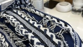 細い繊維のお洋服を保管中に時間を掛けて発生した茶色やオレンジ色のシミには要注意です