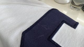 他の生地よりも出っ張っている刺繍部分は擦れ等が発生しやすく色が傷により抜けてしまいます