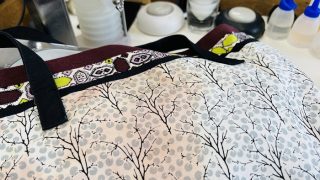 濃色の生地は擦れ等で摩擦によりダメージを帯びている状態で水分が加わりますと色移りが起こる場合があります