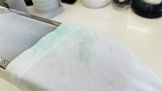 ご依頼を頂く事が多いトラブルの一つで一緒に洗った濃色のお洋服からの「色移り」があります