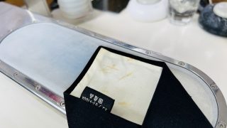 ネクタイの裏地は変色しやすいので保管前や保管中の状態をシッカリとチェックして管理致しましょう