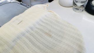 シミは時間が経つと性質が変質する事で生地を傷めてしまい色も変化させてしまいます
