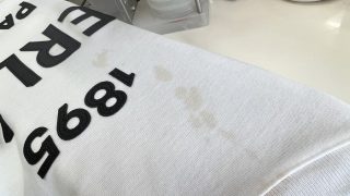 お洋服に植物系の色が付いた飲み物の成分が生地に付着してしまいますと取れにくくなる事があります