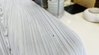 プリーツ加工のお洋服にシミが着いてしまった時には触り過ぎてプリーツが消失しない様に注意しましょう
