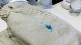 お洋服に大量に付いてしまったインクは水分を与えてしまいますと広がってしまう可能性があります
