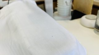 ほんの少しの小さなシミでもお洋服に付いたシミは生地の色やシミの色によっては気になるかも