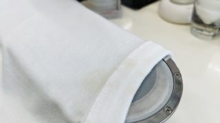 暫く着用していなかったTシャツの襟ぐりや袖口が黄色く変色してしまった事はありませんか？