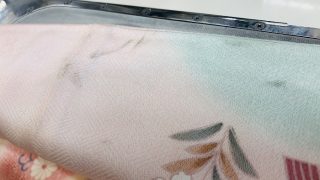 今すぐ確認してくださいませ！数年単位で保管しているお洋服やお着物はシミや黄ばみが浮き上がってくる事があります。